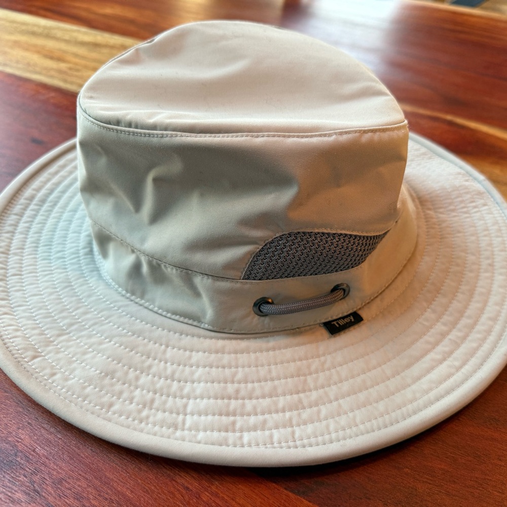 Tilly Airflow 7 3/8 Hat in EUC